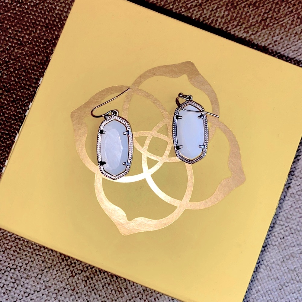 Kendra Scott Dani earrings .